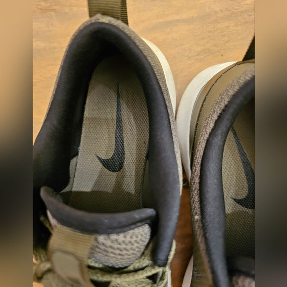 Women khaki Nike golf shoes - Picture 2 of 4